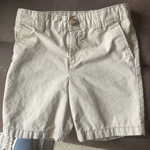 Carter’s boys Beige 5T shorts.  Awesome condition.